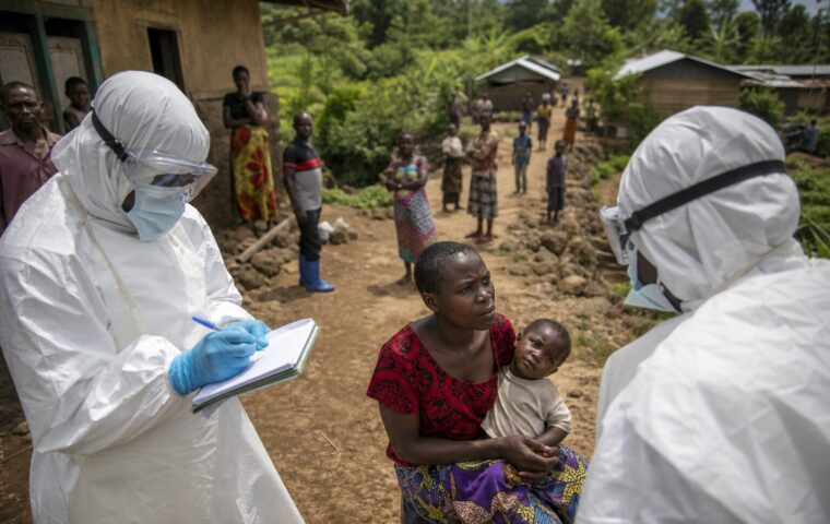 Trabajadores sanitarios realizan labores de vigilancia durante el brote de ébola en el este de la República Democrática del Congo.