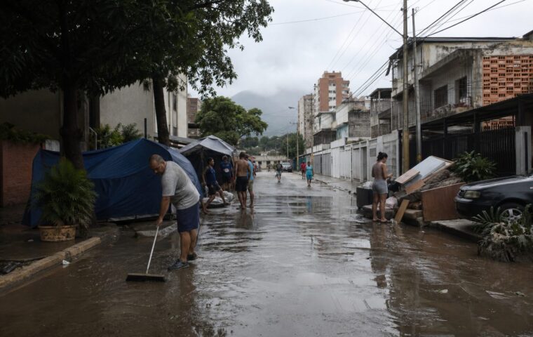 Carpas y viviendas afectadas por las lluvias en Caracas