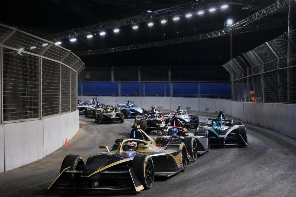 Monoplazas eléctricos compiten en el circuito del ExCeL durante el e-Prix de Londres