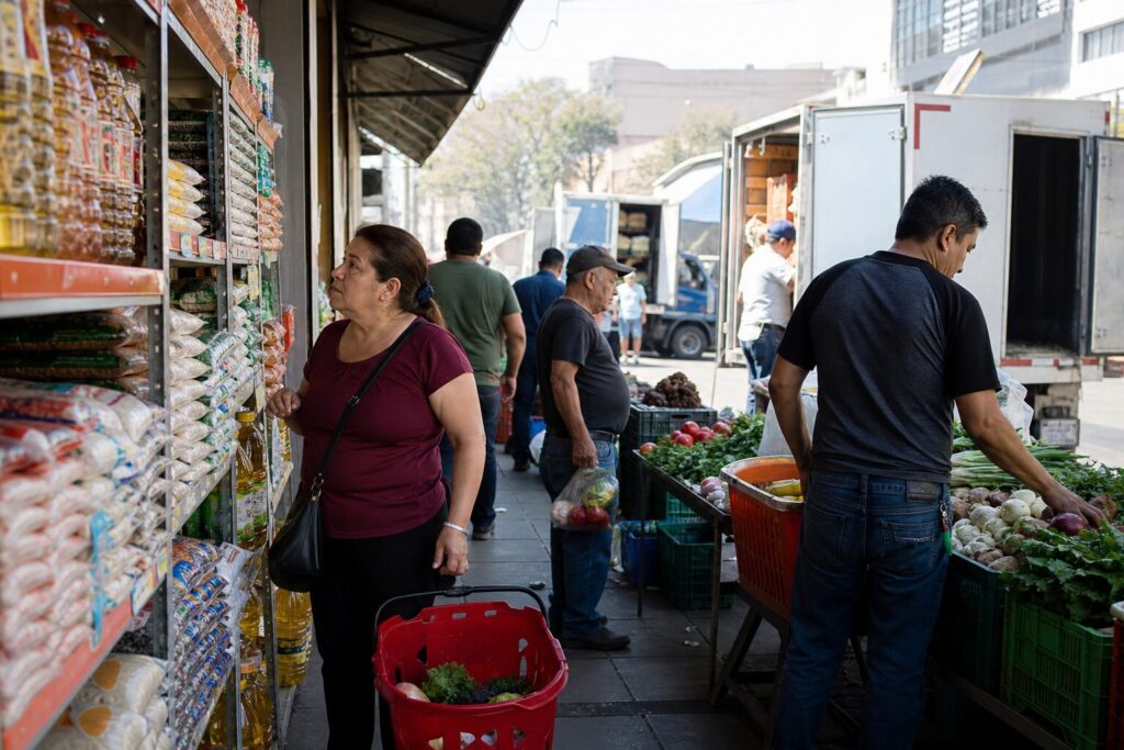 Consumidores latinoamericanos enfrentan el impacto de mayores costos de transporte y alimentos