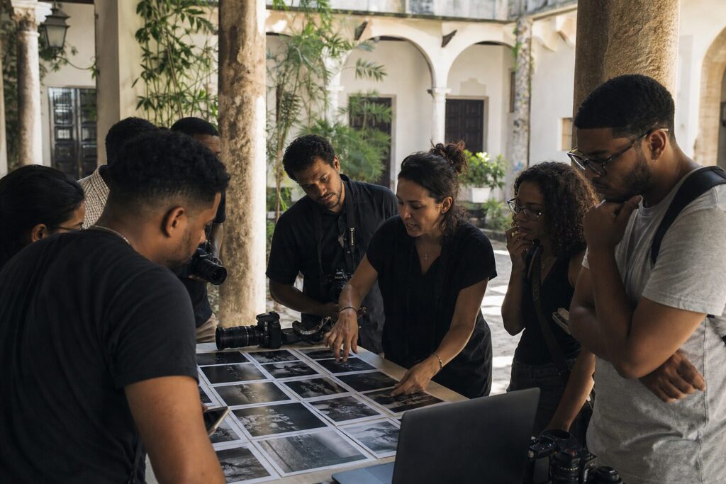 Participantes revisan fotografías durante una actividad formativa de Photoimagen 2026.