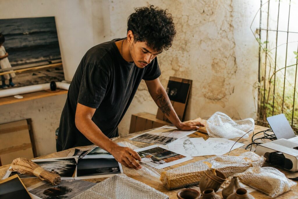 Artista joven prepara una instalación contemporánea en un taller venezolano.