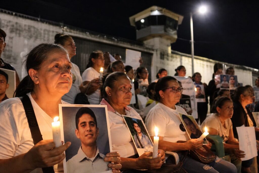 Familiares de presos políticos esperan frente a una cárcel en Venezuela