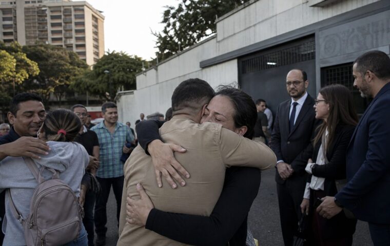 Familiares abrazan a personas excarceladas frente a una prisión venezolana