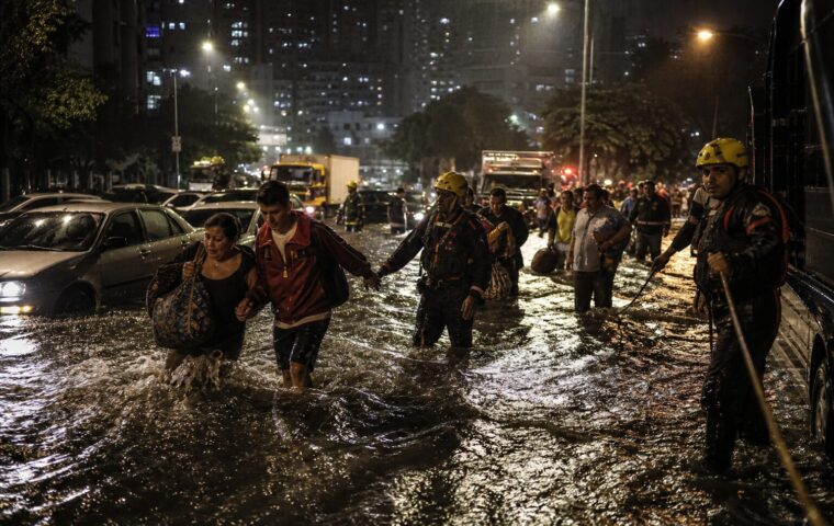 Vecinos y rescatistas enfrentan inundaciones en Caracas tras las lluvias del 15 de agosto de 2026.