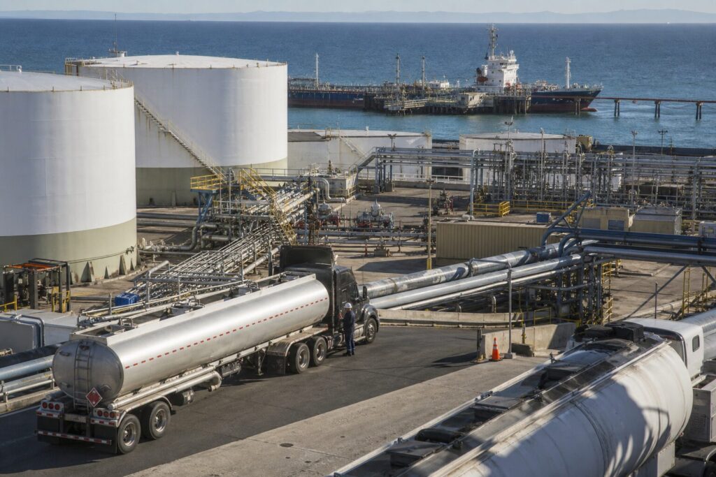 Terminal de combustibles con tanques y camiones cisterna en la costa estadounidense.